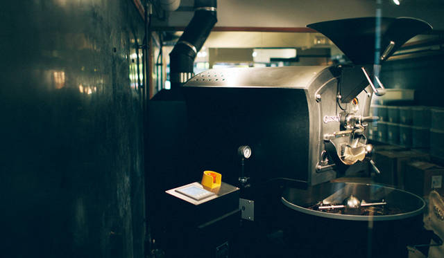<br /><strong>2. CAFE FACON ROASTER ATLIER（代官山）</strong><br /><br />「ギーセンの焙煎機は蓄熱性が高いため、豆の芯まで火が入りやすく、味のピークがより長くつづきます」と岡内さん<br /><br />＜焙煎士＞<br />岡内賢治｜OKAUCHI Kenji<br />1995年、「カフェ・コリーヌ・ド・レスト」に店長として勤務。2000年「カフェ・アンセーニュ・ダングル」自由が丘店にて修業。2002年、同原宿店店長に就任。2008年、オーナー兼焙煎師として独立。東京・中目黒に「CAFE FACON」を開業。2014年、代官山に「CAFE FACON ROASTER ATLIER」と「CAFE FACON COFFEE STAND」を同時オープン。<br /><br />＜焙煎機のある店＞<br />CAFE FACON ROASTER ATLIER<br />営業時間｜10:00～19:00、土曜・日曜・祝日11:00～19:00<br />定休日｜なし<br />住所｜東京都渋谷区代官山町10-1<br />Tel. 03-6416-5858<br />http://cafe-facon.com/<br /><br />＜編集メモ＞<br />・常時おいている珈琲豆20-30種類<br />・珈琲豆の価格帯 640円～800円／100グラム<br />・店頭での試飲 可（無料）<br />