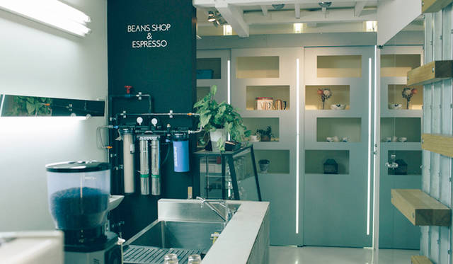 <br /><strong>2. CAFE FACON ROASTER ATLIER（代官山）</strong><br /><br />2階にはエスプレッソバー、3階にはカフェスペースを設けている<br /><br />＜焙煎士＞<br />岡内賢治｜OKAUCHI Kenji<br />1995年、「カフェ・コリーヌ・ド・レスト」に店長として勤務。2000年「カフェ・アンセーニュ・ダングル」自由が丘店にて修業。2002年、同原宿店店長に就任。2008年、オーナー兼焙煎師として独立。東京・中目黒に「CAFE FACON」を開業。2014年、代官山に「CAFE FACON ROASTER ATLIER」と「CAFE FACON COFFEE STAND」を同時オープン。<br /><br />＜焙煎機のある店＞<br />CAFE FACON ROASTER ATLIER<br />営業時間｜10:00～19:00、土曜・日曜・祝日11:00～19:00<br />定休日｜なし<br />住所｜東京都渋谷区代官山町10-1<br />Tel. 03-6416-5858<br />http://cafe-facon.com/<br /><br />＜編集メモ＞<br />・常時おいている珈琲豆20-30種類<br />・珈琲豆の価格帯 640円～800円／100グラム<br />・店頭での試飲 可（無料）<br />