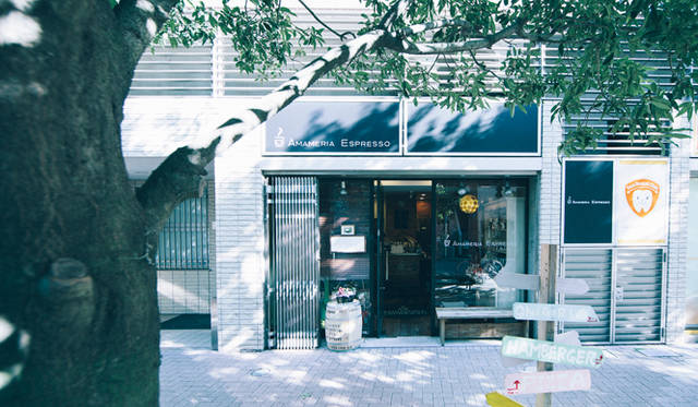 <br /><strong>3. AMAMERIA ESPRESSO（武蔵小山）</strong><br /><br />コーヒー初心者から上級者まで、きちんと目線をあわせてコーヒーの面白さを教えてくれる、ロースタリーカフェの理想のカタチ「AMAMERIA ESPRESSO」<br /><br />＜焙煎士＞<br />石井利明｜ISHII Toshiaki<br />2004年、川崎競馬場内の「ESPRESSO BAR」、大井競馬場内の「MEISTER CAFE」でバリスタに。2007年「MEISTER CAFE」にてバリスタ兼ロースターに。2008年、SCAA認定カッピングジャッジ、CQI認定Qグレーダー取得。2010年、オーナー兼焙煎士として「AMAMERIA ESPRESSO」オープン。<br /><br />＜焙煎機のある店＞<br />AMAMERIA ESPRESSO<br />営業時間｜平日 12:00～20:00、土曜・日曜・祝日 10:00～19:00<br />定休日｜なし<br />住所｜東京都品川区小山3-6-15パークホームズ武蔵小山1F<br />Tel. 03-6426-9148<br />http://www.amameria.com/<br /><br />＜編集メモ＞<br />・常時おいている珈琲豆12-14種類<br />・珈琲豆の価格帯 620円～2500円／100グラム<br />・店内での試飲 可（有料 1杯390円より）<br />