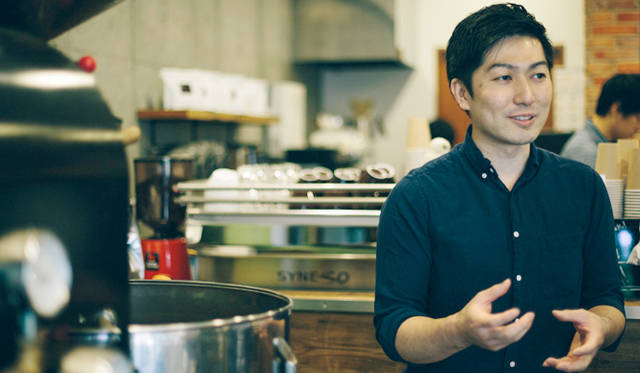 <br /><strong>3. AMAMERIA ESPRESSO（武蔵小山）</strong><br /><br />オーナー兼焙煎士の石井利明さん<br /><br />＜焙煎士＞<br />石井利明｜ISHII Toshiaki<br />2004年、川崎競馬場内の「ESPRESSO BAR」、大井競馬場内の「MEISTER CAFE」でバリスタに。2007年「MEISTER CAFE」にてバリスタ兼ロースターに。2008年、SCAA認定カッピングジャッジ、CQI認定Qグレーダー取得。2010年、オーナー兼焙煎士として「AMAMERIA ESPRESSO」オープン。<br /><br />＜焙煎機のある店＞<br />AMAMERIA ESPRESSO<br />営業時間｜平日 12:00～20:00、土曜・日曜・祝日 10:00～19:00<br />定休日｜なし<br />住所｜東京都品川区小山3-6-15パークホームズ武蔵小山1F<br />Tel. 03-6426-9148<br />http://www.amameria.com/<br /><br />＜編集メモ＞<br />・常時おいている珈琲豆12-14種類<br />・珈琲豆の価格帯 620円～2500円／100グラム<br />・店内での試飲 可（有料 1杯390円より）<br />