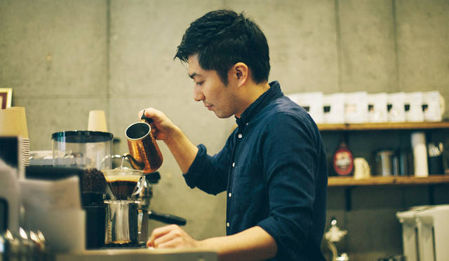 <br /><strong>3. AMAMERIA ESPRESSO（武蔵小山）</strong><br /><br />お店ではコーノ式のプラスチックのドリッパーを採用する石井さん。「90度のお湯で抽出していますが、陶器のほうが冷めてしまいやすい」のだとか<br /><br />＜焙煎士＞<br />石井利明｜ISHII Toshiaki<br />2004年、川崎競馬場内の「ESPRESSO BAR」、大井競馬場内の「MEISTER CAFE」でバリスタに。2007年「MEISTER CAFE」にてバリスタ兼ロースターに。2008年、SCAA認定カッピングジャッジ、CQI認定Qグレーダー取得。2010年、オーナー兼焙煎士として「AMAMERIA ESPRESSO」オープン。<br /><br />＜焙煎機のある店＞<br />AMAMERIA ESPRESSO<br />営業時間｜平日 12:00～20:00、土曜・日曜・祝日 10:00～19:00<br />定休日｜なし<br />住所｜東京都品川区小山3-6-15パークホームズ武蔵小山1F<br />Tel. 03-6426-9148<br />http://www.amameria.com/<br /><br />＜編集メモ＞<br />・常時おいている珈琲豆12-14種類<br />・珈琲豆の価格帯 620円～2500円／100グラム<br />・店内での試飲 可（有料 1杯390円より）<br />