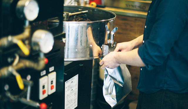 <br /><strong>3. AMAMERIA ESPRESSO（武蔵小山）</strong><br /><br />扱う豆はすべてスペシャルティコーヒー<br /><br />＜焙煎士＞<br />石井利明｜ISHII Toshiaki<br />2004年、川崎競馬場内の「ESPRESSO BAR」、大井競馬場内の「MEISTER CAFE」でバリスタに。2007年「MEISTER CAFE」にてバリスタ兼ロースターに。2008年、SCAA認定カッピングジャッジ、CQI認定Qグレーダー取得。2010年、オーナー兼焙煎士として「AMAMERIA ESPRESSO」オープン。<br /><br />＜焙煎機のある店＞<br />AMAMERIA ESPRESSO<br />営業時間｜平日 12:00～20:00、土曜・日曜・祝日 10:00～19:00<br />定休日｜なし<br />住所｜東京都品川区小山3-6-15パークホームズ武蔵小山1F<br />Tel. 03-6426-9148<br />http://www.amameria.com/<br /><br />＜編集メモ＞<br />・常時おいている珈琲豆12-14種類<br />・珈琲豆の価格帯 620円～2500円／100グラム<br />・店内での試飲 可（有料 1杯390円より）<br />