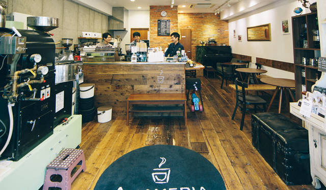 <br /><strong>3. AMAMERIA ESPRESSO（武蔵小山）</strong><br /><br />開店して4年。誰もがふらっと入りやすい広い間口に、ホスピタリティ溢れるスタッフが迎えてくれる<br /><br />＜焙煎士＞<br />石井利明｜ISHII Toshiaki<br />2004年、川崎競馬場内の「ESPRESSO BAR」、大井競馬場内の「MEISTER CAFE」でバリスタに。2007年「MEISTER CAFE」にてバリスタ兼ロースターに。2008年、SCAA認定カッピングジャッジ、CQI認定Qグレーダー取得。2010年、オーナー兼焙煎士として「AMAMERIA ESPRESSO」オープン。<br /><br />＜焙煎機のある店＞<br />AMAMERIA ESPRESSO<br />営業時間｜平日 12:00～20:00、土曜・日曜・祝日 10:00～19:00<br />定休日｜なし<br />住所｜東京都品川区小山3-6-15パークホームズ武蔵小山1F<br />Tel. 03-6426-9148<br />http://www.amameria.com/<br /><br />＜編集メモ＞<br />・常時おいている珈琲豆12-14種類<br />・珈琲豆の価格帯 620円～2500円／100グラム<br />・店内での試飲 可（有料 1杯390円より）<br />
