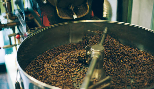 <br /><strong>3. AMAMERIA ESPRESSO（武蔵小山）</strong><br /><br />焙煎は1日に15回くらいおこなっているという<br /><br />＜焙煎士＞<br />石井利明｜ISHII Toshiaki<br />2004年、川崎競馬場内の「ESPRESSO BAR」、大井競馬場内の「MEISTER CAFE」でバリスタに。2007年「MEISTER CAFE」にてバリスタ兼ロースターに。2008年、SCAA認定カッピングジャッジ、CQI認定Qグレーダー取得。2010年、オーナー兼焙煎士として「AMAMERIA ESPRESSO」オープン。<br /><br />＜焙煎機のある店＞<br />AMAMERIA ESPRESSO<br />営業時間｜平日 12:00～20:00、土曜・日曜・祝日 10:00～19:00<br />定休日｜なし<br />住所｜東京都品川区小山3-6-15パークホームズ武蔵小山1F<br />Tel. 03-6426-9148<br />http://www.amameria.com/<br /><br />＜編集メモ＞<br />・常時おいている珈琲豆12-14種類<br />・珈琲豆の価格帯 620円～2500円／100グラム<br />・店内での試飲 可（有料 1杯390円より）<br />