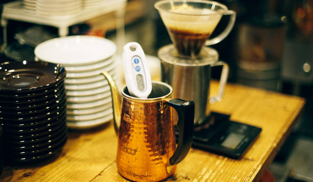 <br /><strong>3. AMAMERIA ESPRESSO（武蔵小山）</strong><br /><br />＜焙煎士＞<br />石井利明｜ISHII Toshiaki<br />2004年、川崎競馬場内の「ESPRESSO BAR」、大井競馬場内の「MEISTER CAFE」でバリスタに。2007年「MEISTER CAFE」にてバリスタ兼ロースターに。2008年、SCAA認定カッピングジャッジ、CQI認定Qグレーダー取得。2010年、オーナー兼焙煎士として「AMAMERIA ESPRESSO」オープン。<br /><br />＜焙煎機のある店＞<br />AMAMERIA ESPRESSO<br />営業時間｜平日 12:00～20:00、土曜・日曜・祝日 10:00～19:00<br />定休日｜なし<br />住所｜東京都品川区小山3-6-15パークホームズ武蔵小山1F<br />Tel. 03-6426-9148<br />http://www.amameria.com/<br /><br />＜編集メモ＞<br />・常時おいている珈琲豆12-14種類<br />・珈琲豆の価格帯 620円～2500円／100グラム<br />・店内での試飲 可（有料 1杯390円より）<br />