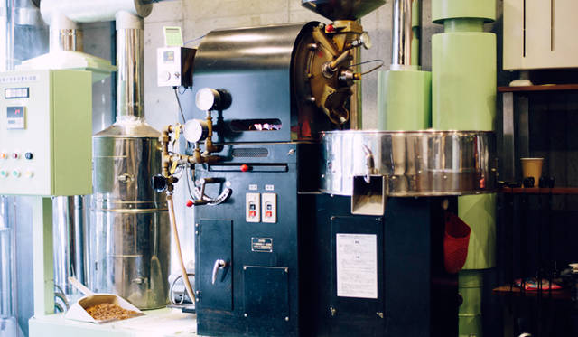 <br /><strong>3. AMAMERIA ESPRESSO（武蔵小山）</strong><br /><br />国内でも2～3％のシェアという、希少な「ラッキーアイクレマス」の焙煎機を使用している<br /><br />＜焙煎士＞<br />石井利明｜ISHII Toshiaki<br />2004年、川崎競馬場内の「ESPRESSO BAR」、大井競馬場内の「MEISTER CAFE」でバリスタに。2007年「MEISTER CAFE」にてバリスタ兼ロースターに。2008年、SCAA認定カッピングジャッジ、CQI認定Qグレーダー取得。2010年、オーナー兼焙煎士として「AMAMERIA ESPRESSO」オープン。<br /><br />＜焙煎機のある店＞<br />AMAMERIA ESPRESSO<br />営業時間｜平日 12:00～20:00、土曜・日曜・祝日 10:00～19:00<br />定休日｜なし<br />住所｜東京都品川区小山3-6-15パークホームズ武蔵小山1F<br />Tel. 03-6426-9148<br />http://www.amameria.com/<br /><br />＜編集メモ＞<br />・常時おいている珈琲豆12-14種類<br />・珈琲豆の価格帯 620円～2500円／100グラム<br />・店内での試飲 可（有料 1杯390円より）<br />