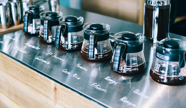 <br /><strong>4. SWITCH COFFEE TOKYO（目黒）</strong><br /><br />コーヒー器具や商品、陳列の仕方まで、コーヒーへの情熱がすべてに行き届いている、小さな“豆屋”さん「SWITCH COFFEE TOKYO」<br /><br />＜焙煎士＞<br />大西正紘｜ONISHI Masahiro<br />2010年、オーストラリアへ渡り、メルボルンの「The Premises」に勤務。2011年、福岡の「ハニー珈琲」に勤務。2013年、オーナー兼焙煎士として「SWITCH COFFEE TOKYO」をオープン。2009年、「第二回ブレンズコーヒーラテアート大会」優勝、翌年はニューヨークの「Coffeefest 全米ラテアート大会」に出場し第2位、さらにその翌年には、オーストラリア・ビクトリア州でおこなわれた「Pura Milk AASCA Latte Art Championship」で第2位入賞を果たした。<br /><br />＜焙煎機のある店＞<br />SWITCH COFFEE TOKYO<br />営業時間｜10:00～19:00<br />定休日｜不定<br />住所｜東京都目黒区目黒1-17-23<br />Tel. 03-6420-3633<br />http://www.switchcoffeetokyo.com/<br /><br />＜編集メモ＞<br />・常時おいている珈琲豆 6種類<br />・珈琲豆の価格帯 1950円～2500円／250グラム<br />・店内での試飲 可（無料）<br />