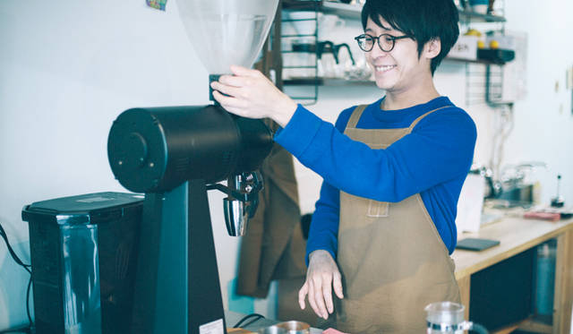 <br /><strong>4. SWITCH COFFEE TOKYO（目黒）</strong><br /><br />オーナー兼焙煎士の大西正紘さん<br /><br />＜焙煎士＞<br />大西正紘｜ONISHI Masahiro<br />2010年、オーストラリアへ渡り、メルボルンの「The Premises」に勤務。2011年、福岡の「ハニー珈琲」に勤務。2013年、オーナー兼焙煎士として「SWITCH COFFEE TOKYO」をオープン。2009年、「第二回ブレンズコーヒーラテアート大会」優勝、翌年はニューヨークの「Coffeefest 全米ラテアート大会」に出場し第2位、さらにその翌年には、オーストラリア・ビクトリア州でおこなわれた「Pura Milk AASCA Latte Art Championship」で第2位入賞を果たした。<br /><br />＜焙煎機のある店＞<br />SWITCH COFFEE TOKYO<br />営業時間｜10:00～19:00<br />定休日｜不定<br />住所｜東京都目黒区目黒1-17-23<br />Tel. 03-6420-3633<br />http://www.switchcoffeetokyo.com/<br /><br />＜編集メモ＞<br />・常時おいている珈琲豆 6種類<br />・珈琲豆の価格帯 1950円～2500円／250グラム<br />・店内での試飲 可（無料）<br />