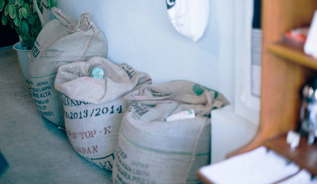 <br /><strong>4. SWITCH COFFEE TOKYO（目黒）</strong><br /><br />カウンター横の袋には、青っぽい香りを残す生豆がどっさり<br /><br />＜焙煎士＞<br />大西正紘｜ONISHI Masahiro<br />2010年、オーストラリアへ渡り、メルボルンの「The Premises」に勤務。2011年、福岡の「ハニー珈琲」に勤務。2013年、オーナー兼焙煎士として「SWITCH COFFEE TOKYO」をオープン。2009年、「第二回ブレンズコーヒーラテアート大会」優勝、翌年はニューヨークの「Coffeefest 全米ラテアート大会」に出場し第2位、さらにその翌年には、オーストラリア・ビクトリア州でおこなわれた「Pura Milk AASCA Latte Art Championship」で第2位入賞を果たした。<br /><br />＜焙煎機のある店＞<br />SWITCH COFFEE TOKYO<br />営業時間｜10:00～19:00<br />定休日｜不定<br />住所｜東京都目黒区目黒1-17-23<br />Tel. 03-6420-3633<br />http://www.switchcoffeetokyo.com/<br /><br />＜編集メモ＞<br />・常時おいている珈琲豆 6種類<br />・珈琲豆の価格帯 1950円～2500円／250グラム<br />・店内での試飲 可（無料）<br />