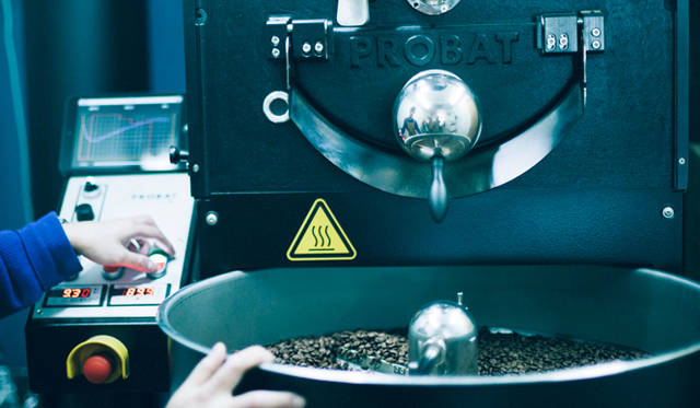 <br /><strong>4. SWITCH COFFEE TOKYO（目黒）</strong><br /><br />大西さん自身が「一番美味しいと思ったのが、プロバットのモノだった」という、こだわりのロースター<br /><br />＜焙煎士＞<br />大西正紘｜ONISHI Masahiro<br />2010年、オーストラリアへ渡り、メルボルンの「The Premises」に勤務。2011年、福岡の「ハニー珈琲」に勤務。2013年、オーナー兼焙煎士として「SWITCH COFFEE TOKYO」をオープン。2009年、「第二回ブレンズコーヒーラテアート大会」優勝、翌年はニューヨークの「Coffeefest 全米ラテアート大会」に出場し第2位、さらにその翌年には、オーストラリア・ビクトリア州でおこなわれた「Pura Milk AASCA Latte Art Championship」で第2位入賞を果たした。<br /><br />＜焙煎機のある店＞<br />SWITCH COFFEE TOKYO<br />営業時間｜10:00～19:00<br />定休日｜不定<br />住所｜東京都目黒区目黒1-17-23<br />Tel. 03-6420-3633<br />http://www.switchcoffeetokyo.com/<br /><br />＜編集メモ＞<br />・常時おいている珈琲豆 6種類<br />・珈琲豆の価格帯 1950円～2500円／250グラム<br />・店内での試飲 可（無料）<br />