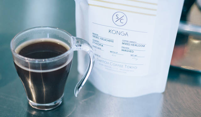 <br /><strong>4. SWITCH COFFEE TOKYO（目黒）</strong><br /><br />取材班にも大好評だったコーヒー豆「エチオピア・KONGA」<br /><br />＜焙煎士＞<br />大西正紘｜ONISHI Masahiro<br />2010年、オーストラリアへ渡り、メルボルンの「The Premises」に勤務。2011年、福岡の「ハニー珈琲」に勤務。2013年、オーナー兼焙煎士として「SWITCH COFFEE TOKYO」をオープン。2009年、「第二回ブレンズコーヒーラテアート大会」優勝、翌年はニューヨークの「Coffeefest 全米ラテアート大会」に出場し第2位、さらにその翌年には、オーストラリア・ビクトリア州でおこなわれた「Pura Milk AASCA Latte Art Championship」で第2位入賞を果たした。<br /><br />＜焙煎機のある店＞<br />SWITCH COFFEE TOKYO<br />営業時間｜10:00～19:00<br />定休日｜不定<br />住所｜東京都目黒区目黒1-17-23<br />Tel. 03-6420-3633<br />http://www.switchcoffeetokyo.com/<br /><br />＜編集メモ＞<br />・常時おいている珈琲豆 6種類<br />・珈琲豆の価格帯 1950円～2500円／250グラム<br />・店内での試飲 可（無料）<br />