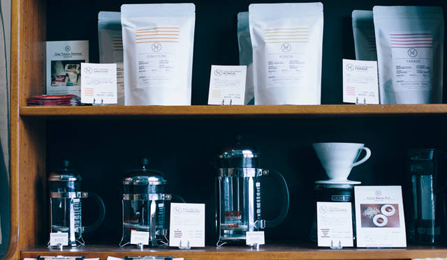 <br /><strong>4. SWITCH COFFEE TOKYO（目黒）</strong><br /><br />お店に存在する器具や商品、陳列の仕方まで、ひとつひとつに対するこだわりを見れば、コーヒーへの情熱がすべてに行き届いているのを感じる。朴訥（ぼくとつ）とした口調で、美味しいコーヒーを丁寧に教えてくれる店。気兼ねなくコーヒーの世界に浸りたい人は、ぜひ一度訪れてほしい<br /><br />＜焙煎士＞<br />大西正紘｜ONISHI Masahiro<br />2010年、オーストラリアへ渡り、メルボルンの「The Premises」に勤務。2011年、福岡の「ハニー珈琲」に勤務。2013年、オーナー兼焙煎士として「SWITCH COFFEE TOKYO」をオープン。2009年、「第二回ブレンズコーヒーラテアート大会」優勝、翌年はニューヨークの「Coffeefest 全米ラテアート大会」に出場し第2位、さらにその翌年には、オーストラリア・ビクトリア州でおこなわれた「Pura Milk AASCA Latte Art Championship」で第2位入賞を果たした。<br /><br />＜焙煎機のある店＞<br />SWITCH COFFEE TOKYO<br />営業時間｜10:00～19:00<br />定休日｜不定<br />住所｜東京都目黒区目黒1-17-23<br />Tel. 03-6420-3633<br />http://www.switchcoffeetokyo.com/<br /><br />＜編集メモ＞<br />・常時おいている珈琲豆 6種類<br />・珈琲豆の価格帯 1950円～2500円／250グラム<br />・店内での試飲 可（無料）<br />