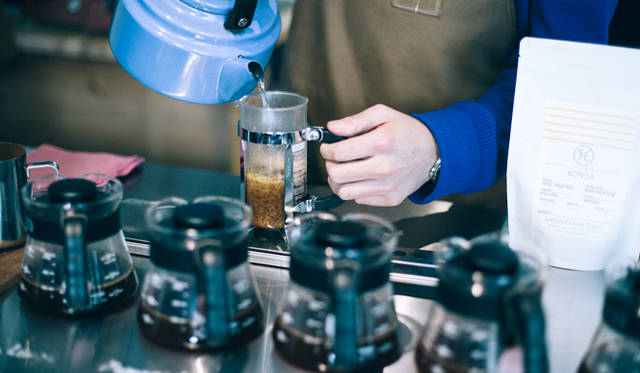 <br /><strong>4. SWITCH COFFEE TOKYO（目黒）</strong><br /><br />“お客様が自宅でも同じ味を再現できるように”と、店頭ではドリップかプレスを採用<br /><br />＜焙煎士＞<br />大西正紘｜ONISHI Masahiro<br />2010年、オーストラリアへ渡り、メルボルンの「The Premises」に勤務。2011年、福岡の「ハニー珈琲」に勤務。2013年、オーナー兼焙煎士として「SWITCH COFFEE TOKYO」をオープン。2009年、「第二回ブレンズコーヒーラテアート大会」優勝、翌年はニューヨークの「Coffeefest 全米ラテアート大会」に出場し第2位、さらにその翌年には、オーストラリア・ビクトリア州でおこなわれた「Pura Milk AASCA Latte Art Championship」で第2位入賞を果たした。<br /><br />＜焙煎機のある店＞<br />SWITCH COFFEE TOKYO<br />営業時間｜10:00～19:00<br />定休日｜不定<br />住所｜東京都目黒区目黒1-17-23<br />Tel. 03-6420-3633<br />http://www.switchcoffeetokyo.com/<br /><br />＜編集メモ＞<br />・常時おいている珈琲豆 6種類<br />・珈琲豆の価格帯 1950円～2500円／250グラム<br />・店内での試飲 可（無料）<br />