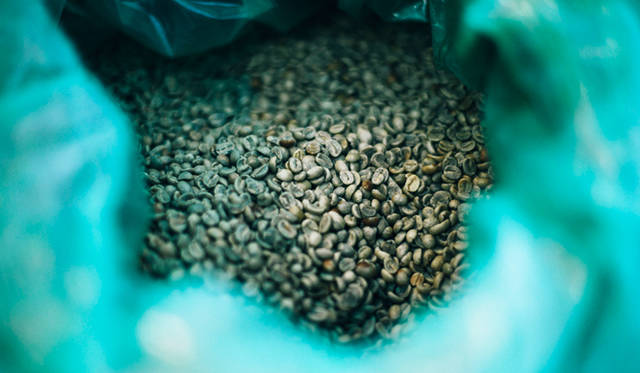 <br /><strong>4. SWITCH COFFEE TOKYO（目黒）</strong><br /><br />＜焙煎士＞<br />大西正紘｜ONISHI Masahiro<br />2010年、オーストラリアへ渡り、メルボルンの「The Premises」に勤務。2011年、福岡の「ハニー珈琲」に勤務。2013年、オーナー兼焙煎士として「SWITCH COFFEE TOKYO」をオープン。2009年、「第二回ブレンズコーヒーラテアート大会」優勝、翌年はニューヨークの「Coffeefest 全米ラテアート大会」に出場し第2位、さらにその翌年には、オーストラリア・ビクトリア州でおこなわれた「Pura Milk AASCA Latte Art Championship」で第2位入賞を果たした。<br /><br />＜焙煎機のある店＞<br />SWITCH COFFEE TOKYO<br />営業時間｜10:00～19:00<br />定休日｜不定<br />住所｜東京都目黒区目黒1-17-23<br />Tel. 03-6420-3633<br />http://www.switchcoffeetokyo.com/<br /><br />＜編集メモ＞<br />・常時おいている珈琲豆 6種類<br />・珈琲豆の価格帯 1950円～2500円／250グラム<br />・店内での試飲 可（無料）<br />