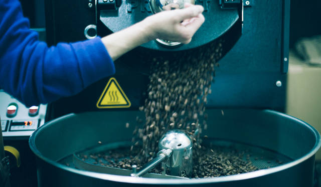 <br /><strong>4. SWITCH COFFEE TOKYO（目黒）</strong><br /><br />焙煎中の気圧や湿度、温度は、ロースターと連動したiPadのアプリを使って管理していた<br /><br />＜焙煎士＞<br />大西正紘｜ONISHI Masahiro<br />2010年、オーストラリアへ渡り、メルボルンの「The Premises」に勤務。2011年、福岡の「ハニー珈琲」に勤務。2013年、オーナー兼焙煎士として「SWITCH COFFEE TOKYO」をオープン。2009年、「第二回ブレンズコーヒーラテアート大会」優勝、翌年はニューヨークの「Coffeefest 全米ラテアート大会」に出場し第2位、さらにその翌年には、オーストラリア・ビクトリア州でおこなわれた「Pura Milk AASCA Latte Art Championship」で第2位入賞を果たした。<br /><br />＜焙煎機のある店＞<br />SWITCH COFFEE TOKYO<br />営業時間｜10:00～19:00<br />定休日｜不定<br />住所｜東京都目黒区目黒1-17-23<br />Tel. 03-6420-3633<br />http://www.switchcoffeetokyo.com/<br /><br />＜編集メモ＞<br />・常時おいている珈琲豆 6種類<br />・珈琲豆の価格帯 1950円～2500円／250グラム<br />・店内での試飲 可（無料）<br />