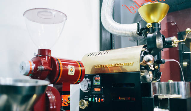 <br /><strong>5. Gentle Belief（外苑前）</strong><br /><br />好きな生豆を好きなような焙煎してもらえる“オンデマンド焙煎”を実現するのが、こちらのマイクロロースター<br /><br />＜焙煎士＞<br />浅野嘉之｜ASANO Yoshiyuki<br />1980年、都内屈指の有名自家焙煎グループに所属し、珈琲の本質的なところを享受。1985年より、自家焙煎店「珈琲倶楽部」や、サロン・ド・テ「KAIAN」、ビストロ「KAIAN」、「カフェ・リコ」などを開業。2014年、「Gentle Belief」開業。<br /><br />＜焙煎機のある店＞<br />Gentle Belief<br />営業時間｜10:00～22:00(L.O.21:30)<br />定休日｜第2・第4日曜<br />住所｜東京都港区南青山2-22-14フォンテ青山<br />Tel. 03-6438-9252<br />http://gentlebelief.com/<br /><br />＜編集メモ＞<br />・常時おいている珈琲豆 生豆40種類、焙煎豆12種類<br />・珈琲豆の価格帯 550円～2000円／100グラム<br />・店内での試飲 不可（飲食メニューあり）<br />