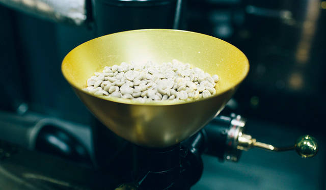 <br /><strong>5. Gentle Belief（外苑前）</strong><br /><br />常時40種類ある生豆を目の前で焙煎してくれて、約300通りの味わいを生み出すことが可能だ<br /><br />＜焙煎士＞<br />浅野嘉之｜ASANO Yoshiyuki<br />1980年、都内屈指の有名自家焙煎グループに所属し、珈琲の本質的なところを享受。1985年より、自家焙煎店「珈琲倶楽部」や、サロン・ド・テ「KAIAN」、ビストロ「KAIAN」、「カフェ・リコ」などを開業。2014年、「Gentle Belief」開業。<br /><br />＜焙煎機のある店＞<br />Gentle Belief<br />営業時間｜10:00～22:00(L.O.21:30)<br />定休日｜第2・第4日曜<br />住所｜東京都港区南青山2-22-14フォンテ青山<br />Tel. 03-6438-9252<br />http://gentlebelief.com/<br /><br />＜編集メモ＞<br />・常時おいている珈琲豆 生豆40種類、焙煎豆12種類<br />・珈琲豆の価格帯 550円～2000円／100グラム<br />・店内での試飲 不可（飲食メニューあり）<br />