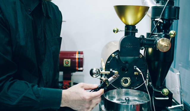 <br /><strong>5. Gentle Belief（外苑前）</strong><br /><br />大きな焙煎機も迫力あるが、小さな変化まで愉しめるのが、マイクロロースターの魅力<br /><br />＜焙煎士＞<br />浅野嘉之｜ASANO Yoshiyuki<br />1980年、都内屈指の有名自家焙煎グループに所属し、珈琲の本質的なところを享受。1985年より、自家焙煎店「珈琲倶楽部」や、サロン・ド・テ「KAIAN」、ビストロ「KAIAN」、「カフェ・リコ」などを開業。2014年、「Gentle Belief」開業。<br /><br />＜焙煎機のある店＞<br />Gentle Belief<br />営業時間｜10:00～22:00(L.O.21:30)<br />定休日｜第2・第4日曜<br />住所｜東京都港区南青山2-22-14フォンテ青山<br />Tel. 03-6438-9252<br />http://gentlebelief.com/<br /><br />＜編集メモ＞<br />・常時おいている珈琲豆 生豆40種類、焙煎豆12種類<br />・珈琲豆の価格帯 550円～2000円／100グラム<br />・店内での試飲 不可（飲食メニューあり）<br />