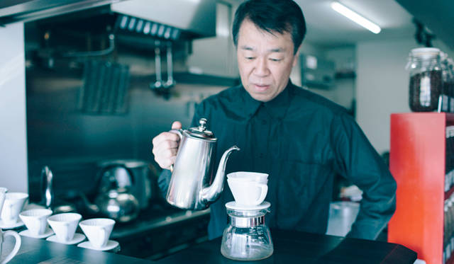 <br /><strong>5. Gentle Belief（外苑前）</strong><br /><br />焙煎歴30年のベテラン、浅野嘉之さん<br /><br />＜焙煎士＞<br />浅野嘉之｜ASANO Yoshiyuki<br />1980年、都内屈指の有名自家焙煎グループに所属し、珈琲の本質的なところを享受。1985年より、自家焙煎店「珈琲倶楽部」や、サロン・ド・テ「KAIAN」、ビストロ「KAIAN」、「カフェ・リコ」などを開業。2014年、「Gentle Belief」開業。<br /><br />＜焙煎機のある店＞<br />Gentle Belief<br />営業時間｜10:00～22:00(L.O.21:30)<br />定休日｜第2・第4日曜<br />住所｜東京都港区南青山2-22-14フォンテ青山<br />Tel. 03-6438-9252<br />http://gentlebelief.com/<br /><br />＜編集メモ＞<br />・常時おいている珈琲豆 生豆40種類、焙煎豆12種類<br />・珈琲豆の価格帯 550円～2000円／100グラム<br />・店内での試飲 不可（飲食メニューあり）<br />