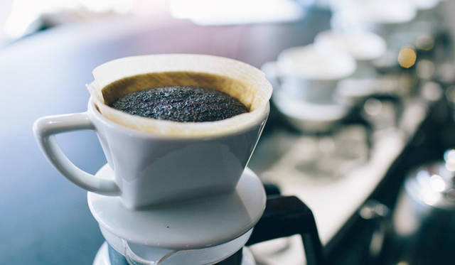 <br /><strong>5. Gentle Belief（外苑前）</strong><br /><br />深煎りの魅力も教えてくれて、浅煎りのサードウェーブにも理解があって、コーヒーを美味しく飲める術はすべて試したい、という前衛的な焙煎士、浅野さんにならば、初心者も臆せずオーダーしやすいのではないだろうか<br /><br />＜焙煎士＞<br />浅野嘉之｜ASANO Yoshiyuki<br />1980年、都内屈指の有名自家焙煎グループに所属し、珈琲の本質的なところを享受。1985年より、自家焙煎店「珈琲倶楽部」や、サロン・ド・テ「KAIAN」、ビストロ「KAIAN」、「カフェ・リコ」などを開業。2014年、「Gentle Belief」開業。<br /><br />＜焙煎機のある店＞<br />Gentle Belief<br />営業時間｜10:00～22:00(L.O.21:30)<br />定休日｜第2・第4日曜<br />住所｜東京都港区南青山2-22-14フォンテ青山<br />Tel. 03-6438-9252<br />http://gentlebelief.com/<br /><br />＜編集メモ＞<br />・常時おいている珈琲豆 生豆40種類、焙煎豆12種類<br />・珈琲豆の価格帯 550円～2000円／100グラム<br />・店内での試飲 不可（飲食メニューあり）<br />