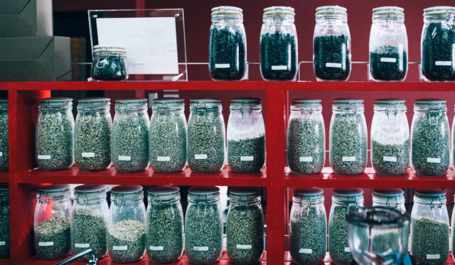 <br /><strong>5. Gentle Belief（外苑前）</strong><br /><br />小さなトビラの向こうには、焙煎前の生豆が40種類もディスプレイされていた。店頭にこれだけの生豆を揃えるお店は、全国的にもなかなかお目にかかれないため、コーヒー好きにとっても圧巻である<br /><br />＜焙煎士＞<br />浅野嘉之｜ASANO Yoshiyuki<br />1980年、都内屈指の有名自家焙煎グループに所属し、珈琲の本質的なところを享受。1985年より、自家焙煎店「珈琲倶楽部」や、サロン・ド・テ「KAIAN」、ビストロ「KAIAN」、「カフェ・リコ」などを開業。2014年、「Gentle Belief」開業。<br /><br />＜焙煎機のある店＞<br />Gentle Belief<br />営業時間｜10:00～22:00(L.O.21:30)<br />定休日｜第2・第4日曜<br />住所｜東京都港区南青山2-22-14フォンテ青山<br />Tel. 03-6438-9252<br />http://gentlebelief.com/<br /><br />＜編集メモ＞<br />・常時おいている珈琲豆 生豆40種類、焙煎豆12種類<br />・珈琲豆の価格帯 550円～2000円／100グラム<br />・店内での試飲 不可（飲食メニューあり）<br />