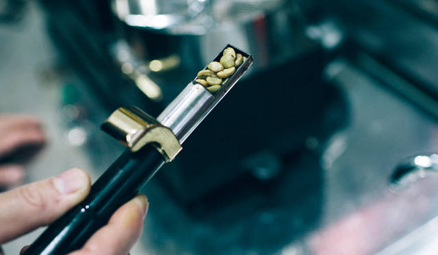 <br /><strong>5. Gentle Belief（外苑前）</strong><br /><br />国や品種ごとに、青みの微妙な違いがあったり、カタチにも特徴が見られる<br /><br />＜焙煎士＞<br />浅野嘉之｜ASANO Yoshiyuki<br />1980年、都内屈指の有名自家焙煎グループに所属し、珈琲の本質的なところを享受。1985年より、自家焙煎店「珈琲倶楽部」や、サロン・ド・テ「KAIAN」、ビストロ「KAIAN」、「カフェ・リコ」などを開業。2014年、「Gentle Belief」開業。<br /><br />＜焙煎機のある店＞<br />Gentle Belief<br />営業時間｜10:00～22:00(L.O.21:30)<br />定休日｜第2・第4日曜<br />住所｜東京都港区南青山2-22-14フォンテ青山<br />Tel. 03-6438-9252<br />http://gentlebelief.com/<br /><br />＜編集メモ＞<br />・常時おいている珈琲豆 生豆40種類、焙煎豆12種類<br />・珈琲豆の価格帯 550円～2000円／100グラム<br />・店内での試飲 不可（飲食メニューあり）<br />