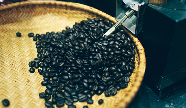 <br /><strong>5. Gentle Belief（外苑前）</strong><br /><br />「たとえば、『タンザニアの豆を浅煎りで』といわれたら、通常は酸味が出てしまうため深煎りをおススメしますが、浅煎りでもテクニックで美味しく飲めるようにすることも可能です」という、まさにオンデマンドな焙煎<br /><br />＜焙煎士＞<br />浅野嘉之｜ASANO Yoshiyuki<br />1980年、都内屈指の有名自家焙煎グループに所属し、珈琲の本質的なところを享受。1985年より、自家焙煎店「珈琲倶楽部」や、サロン・ド・テ「KAIAN」、ビストロ「KAIAN」、「カフェ・リコ」などを開業。2014年、「Gentle Belief」開業。<br /><br />＜焙煎機のある店＞<br />Gentle Belief<br />営業時間｜10:00～22:00(L.O.21:30)<br />定休日｜第2・第4日曜<br />住所｜東京都港区南青山2-22-14フォンテ青山<br />Tel. 03-6438-9252<br />http://gentlebelief.com/<br /><br />＜編集メモ＞<br />・常時おいている珈琲豆 生豆40種類、焙煎豆12種類<br />・珈琲豆の価格帯 550円～2000円／100グラム<br />・店内での試飲 不可（飲食メニューあり）<br />