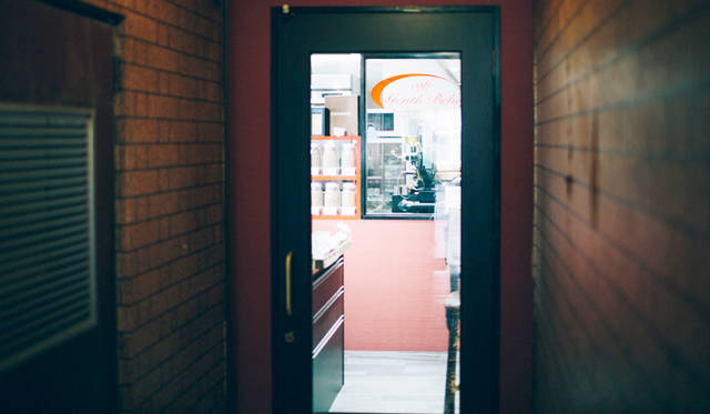 <br /><strong>5. Gentle Belief（外苑前）</strong><br /><br />外苑前というひらけた場所にあって、ビルの奥に入口を構える隠れ家的なお店だ<br /><br />＜焙煎士＞<br />浅野嘉之｜ASANO Yoshiyuki<br />1980年、都内屈指の有名自家焙煎グループに所属し、珈琲の本質的なところを享受。1985年より、自家焙煎店「珈琲倶楽部」や、サロン・ド・テ「KAIAN」、ビストロ「KAIAN」、「カフェ・リコ」などを開業。2014年、「Gentle Belief」開業。<br /><br />＜焙煎機のある店＞<br />Gentle Belief<br />営業時間｜10:00～22:00(L.O.21:30)<br />定休日｜第2・第4日曜<br />住所｜東京都港区南青山2-22-14フォンテ青山<br />Tel. 03-6438-9252<br />http://gentlebelief.com/<br /><br />＜編集メモ＞<br />・常時おいている珈琲豆 生豆40種類、焙煎豆12種類<br />・珈琲豆の価格帯 550円～2000円／100グラム<br />・店内での試飲 不可（飲食メニューあり）<br />