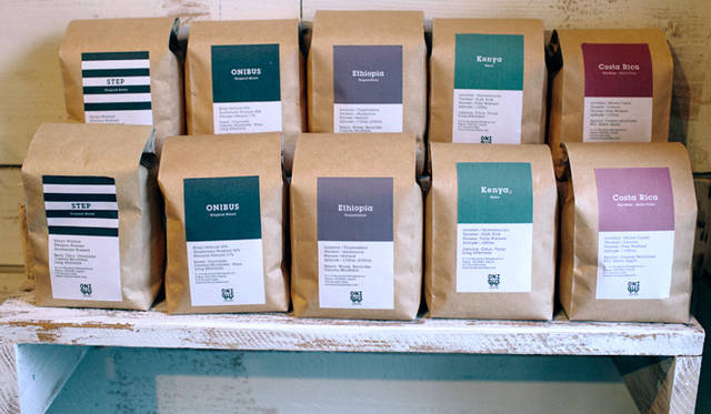 <br /><strong>6. ONIBUS COFFEE（奥沢）</strong><br /><br />地域に根付いたコミュニケーションの場になり、東京のあらたなコーヒーのスタンダードを発信しつづける「ONIBUS COFFEE」<br /><br />＜焙煎士＞<br />橋本貴弥｜TAKAYA Hashimoto<br />2012年、「ポールバセット」新宿店勤務。同年9月、オーストラリア・シドニーのコーヒーショップで2カ月間修行。同年11月より「ONIBUS COFFEE」に勤務。2013年から、焙煎のトレーニングを開始。<br /><br />＜焙煎機のある店＞<br />ONIBUS COFFEE<br />営業時間｜9:00～19:00<br />定休日｜火曜<br />住所｜東京都世田谷区奥沢5-1-4<br />Tel. 03-6321-3283<br />http://onibuscoffee.com/<br /><br />＜編集メモ＞<br />・常時おいている珈琲豆 7種類<br />・珈琲豆の価格帯 380円～<br />・店内での試飲 可（無料）<br />