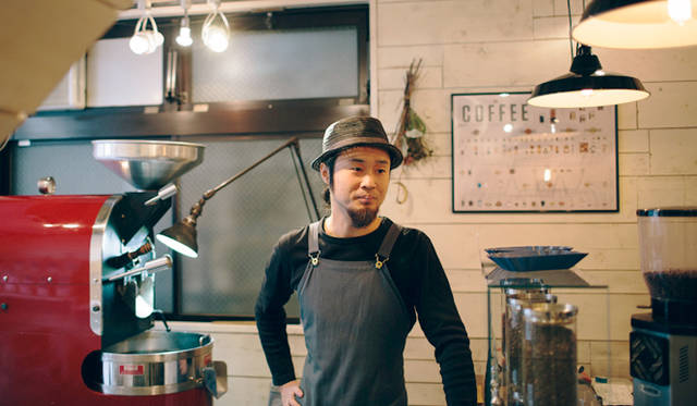 <br /><strong>6. ONIBUS COFFEE（奥沢）</strong><br /><br />焙煎を担当するのは、名店「Paul Bassett」で修行し、焙煎の道へ進んだ橋本貴弥さん<br /><br />＜焙煎士＞<br />橋本貴弥｜TAKAYA Hashimoto<br />2012年、「ポールバセット」新宿店勤務。同年9月、オーストラリア・シドニーのコーヒーショップで2カ月間修行。同年11月より「ONIBUS COFFEE」に勤務。2013年から、焙煎のトレーニングを開始。<br /><br />＜焙煎機のある店＞<br />ONIBUS COFFEE<br />営業時間｜9:00～19:00<br />定休日｜火曜<br />住所｜東京都世田谷区奥沢5-1-4<br />Tel. 03-6321-3283<br />http://onibuscoffee.com/<br /><br />＜編集メモ＞<br />・常時おいている珈琲豆 7種類<br />・珈琲豆の価格帯 380円～<br />・店内での試飲 可（無料）<br />