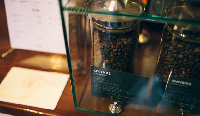 <br /><strong>6. ONIBUS COFFEE（奥沢）</strong><br /><br />「オニバスブレンド」は、浅過ぎず深過ぎずのバランスが良く、一番人気<br /><br />＜焙煎士＞<br />橋本貴弥｜TAKAYA Hashimoto<br />2012年、「ポールバセット」新宿店勤務。同年9月、オーストラリア・シドニーのコーヒーショップで2カ月間修行。同年11月より「ONIBUS COFFEE」に勤務。2013年から、焙煎のトレーニングを開始。<br /><br />＜焙煎機のある店＞<br />ONIBUS COFFEE<br />営業時間｜9:00～19:00<br />定休日｜火曜<br />住所｜東京都世田谷区奥沢5-1-4<br />Tel. 03-6321-3283<br />http://onibuscoffee.com/<br /><br />＜編集メモ＞<br />・常時おいている珈琲豆 7種類<br />・珈琲豆の価格帯 380円～<br />・店内での試飲 可（無料）<br />