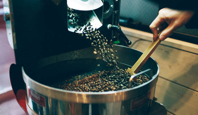 <br /><strong>6. ONIBUS COFFEE（奥沢）</strong><br /><br />昔に比べて豆の品質が格段に良くなり、個性が際立って表れるようになってきたので、浅煎りの需要が増えてきたという<br /><br />＜焙煎士＞<br />橋本貴弥｜TAKAYA Hashimoto<br />2012年、「ポールバセット」新宿店勤務。同年9月、オーストラリア・シドニーのコーヒーショップで2カ月間修行。同年11月より「ONIBUS COFFEE」に勤務。2013年から、焙煎のトレーニングを開始。<br /><br />＜焙煎機のある店＞<br />ONIBUS COFFEE<br />営業時間｜9:00～19:00<br />定休日｜火曜<br />住所｜東京都世田谷区奥沢5-1-4<br />Tel. 03-6321-3283<br />http://onibuscoffee.com/<br /><br />＜編集メモ＞<br />・常時おいている珈琲豆 7種類<br />・珈琲豆の価格帯 380円～<br />・店内での試飲 可（無料）<br />