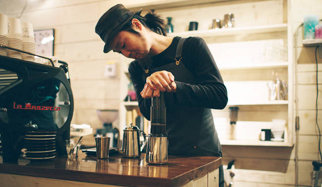 <br /><strong>6. ONIBUS COFFEE（奥沢）</strong><br /><br />「浅煎りの豆であれば、エアロプレスでの抽出もおすすめです。口当たりがまろやかになって香りがフワッと広がりますよ」と橋本さん<br /><br />＜焙煎士＞<br />橋本貴弥｜TAKAYA Hashimoto<br />2012年、「ポールバセット」新宿店勤務。同年9月、オーストラリア・シドニーのコーヒーショップで2カ月間修行。同年11月より「ONIBUS COFFEE」に勤務。2013年から、焙煎のトレーニングを開始。<br /><br />＜焙煎機のある店＞<br />ONIBUS COFFEE<br />営業時間｜9:00～19:00<br />定休日｜火曜<br />住所｜東京都世田谷区奥沢5-1-4<br />Tel. 03-6321-3283<br />http://onibuscoffee.com/<br /><br />＜編集メモ＞<br />・常時おいている珈琲豆 7種類<br />・珈琲豆の価格帯 380円～<br />・店内での試飲 可（無料）<br />