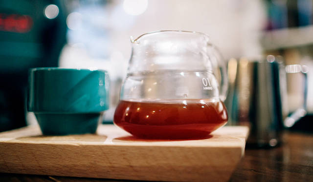 <br /><strong>6. ONIBUS COFFEE（奥沢）</strong><br /><br />やや白濁しているのが、乳化現象が起きている証。ドリップで抽出すると、口当たりも、もう少しスッキリしているのだとか<br /><br />＜焙煎士＞<br />橋本貴弥｜TAKAYA Hashimoto<br />2012年、「ポールバセット」新宿店勤務。同年9月、オーストラリア・シドニーのコーヒーショップで2カ月間修行。同年11月より「ONIBUS COFFEE」に勤務。2013年から、焙煎のトレーニングを開始。<br /><br />＜焙煎機のある店＞<br />ONIBUS COFFEE<br />営業時間｜9:00～19:00<br />定休日｜火曜<br />住所｜東京都世田谷区奥沢5-1-4<br />Tel. 03-6321-3283<br />http://onibuscoffee.com/<br /><br />＜編集メモ＞<br />・常時おいている珈琲豆 7種類<br />・珈琲豆の価格帯 380円～<br />・店内での試飲 可（無料）<br />