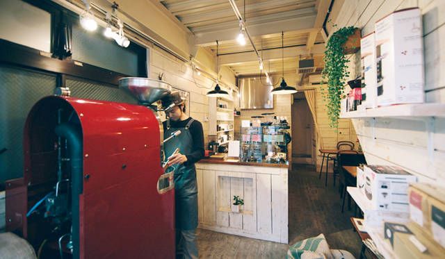 <br /><strong>6. ONIBUS COFFEE（奥沢）</strong><br /><br />落ち着いた朱色のロースターは、「ディードリッヒ」というメーカーの、半熱風タイプの3キロ釜。毎日約20回もの焙煎をおこなっており、店内はつねにコーヒーの香りで満ちている<br /><br />＜焙煎士＞<br />橋本貴弥｜TAKAYA Hashimoto<br />2012年、「ポールバセット」新宿店勤務。同年9月、オーストラリア・シドニーのコーヒーショップで2カ月間修行。同年11月より「ONIBUS COFFEE」に勤務。2013年から、焙煎のトレーニングを開始。<br /><br />＜焙煎機のある店＞<br />ONIBUS COFFEE<br />営業時間｜9:00～19:00<br />定休日｜火曜<br />住所｜東京都世田谷区奥沢5-1-4<br />Tel. 03-6321-3283<br />http://onibuscoffee.com/<br /><br />＜編集メモ＞<br />・常時おいている珈琲豆 7種類<br />・珈琲豆の価格帯 380円～<br />・店内での試飲 可（無料）<br />