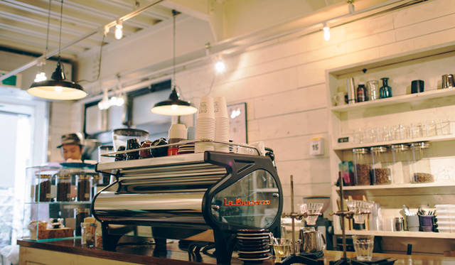 <br /><strong>6. ONIBUS COFFEE（奥沢）</strong><br /><br />今回取材したなかでも、客席から一番近い距離で焙煎工程を見ることができる<br /><br />＜焙煎士＞<br />橋本貴弥｜TAKAYA Hashimoto<br />2012年、「ポールバセット」新宿店勤務。同年9月、オーストラリア・シドニーのコーヒーショップで2カ月間修行。同年11月より「ONIBUS COFFEE」に勤務。2013年から、焙煎のトレーニングを開始。<br /><br />＜焙煎機のある店＞<br />ONIBUS COFFEE<br />営業時間｜9:00～19:00<br />定休日｜火曜<br />住所｜東京都世田谷区奥沢5-1-4<br />Tel. 03-6321-3283<br />http://onibuscoffee.com/<br /><br />＜編集メモ＞<br />・常時おいている珈琲豆 7種類<br />・珈琲豆の価格帯 380円～<br />・店内での試飲 可（無料）<br />