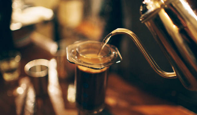 <br /><strong>6. ONIBUS COFFEE（奥沢）</strong><br /><br />エアロプレスの場合は、お湯を注ぎ、スプーンで混ぜているときに、“蒸らし”が起きているそう<br /><br />＜焙煎士＞<br />橋本貴弥｜TAKAYA Hashimoto<br />2012年、「ポールバセット」新宿店勤務。同年9月、オーストラリア・シドニーのコーヒーショップで2カ月間修行。同年11月より「ONIBUS COFFEE」に勤務。2013年から、焙煎のトレーニングを開始。<br /><br />＜焙煎機のある店＞<br />ONIBUS COFFEE<br />営業時間｜9:00～19:00<br />定休日｜火曜<br />住所｜東京都世田谷区奥沢5-1-4<br />Tel. 03-6321-3283<br />http://onibuscoffee.com/<br /><br />＜編集メモ＞<br />・常時おいている珈琲豆 7種類<br />・珈琲豆の価格帯 380円～<br />・店内での試飲 可（無料）<br />