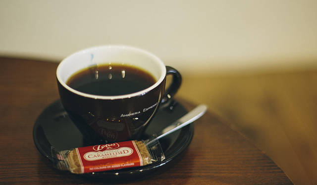 <br /><strong>3. AMAMERIA ESPRESSO（武蔵小山）</strong><br /><br />ドリップコーヒーは1杯390円から<br /><br />＜焙煎士＞<br />石井利明｜ISHII Toshiaki<br />2004年、川崎競馬場内の「ESPRESSO BAR」、大井競馬場内の「MEISTER CAFE」でバリスタに。2007年「MEISTER CAFE」にてバリスタ兼ロースターに。2008年、SCAA認定カッピングジャッジ、CQI認定Qグレーダー取得。2010年、オーナー兼焙煎士として「AMAMERIA ESPRESSO」オープン。<br /><br />＜焙煎機のある店＞<br />AMAMERIA ESPRESSO<br />営業時間｜平日 12:00～20:00、土曜・日曜・祝日 10:00～19:00<br />定休日｜なし<br />住所｜東京都品川区小山3-6-15パークホームズ武蔵小山1F<br />Tel. 03-6426-9148<br />http://www.amameria.com/<br /><br />＜編集メモ＞<br />・常時おいている珈琲豆12-14種類<br />・珈琲豆の価格帯 620円～2500円／100グラム<br />・店内での試飲 可（有料 1杯390円より）<br />