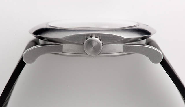 よく見ると、リューズから上下にケースがわかれている二層構造であることが、わかる。