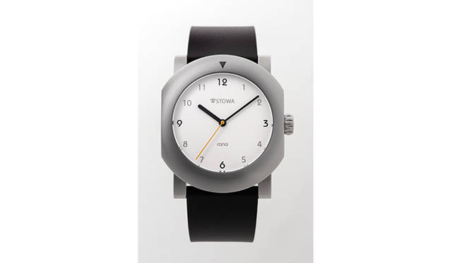 白文字盤には、アラビア数字が使用されている。