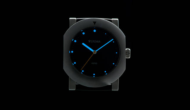 文字盤に蓄光塗料であるルミノヴァを使用。暗闇でも時間を確認できる仕様になっている。