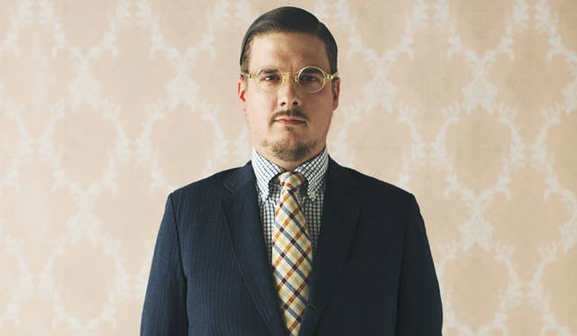 <strong>2015年春夏コレクション</strong>　ジャケット6万480円、シャツ2万2680円、メガネ2万8080円