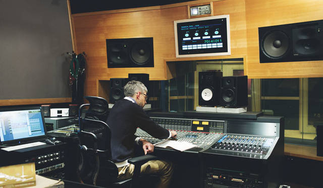 <strong>2015年春夏コレクション</strong>　ニット2万5920円、シャツ2万2680円、パンツ2万4840円