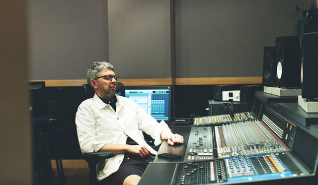 <strong>2015年春夏コレクション</strong>　ジャケット3万6720円、シャツ2万5920円、パンツ2万3760円