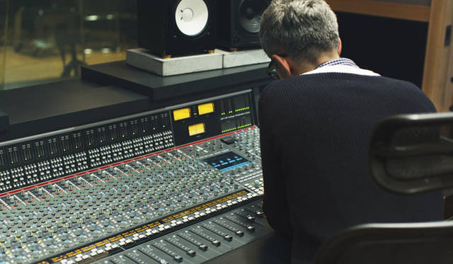 <strong>2015年春夏コレクション</strong>　ニット2万5920円、シャツ2万2680円