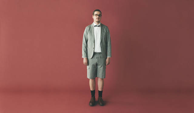 <strong>2015年春夏コレクション</strong>　ジャケット4万3200円、シャツ2万1600円、パンツ2万1600円、メガネ2万8080円