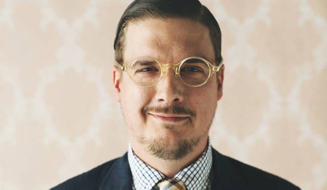 <strong>2015年春夏コレクション</strong>　ジャケット6万480円、シャツ2万2680円、メガネ2万8080円