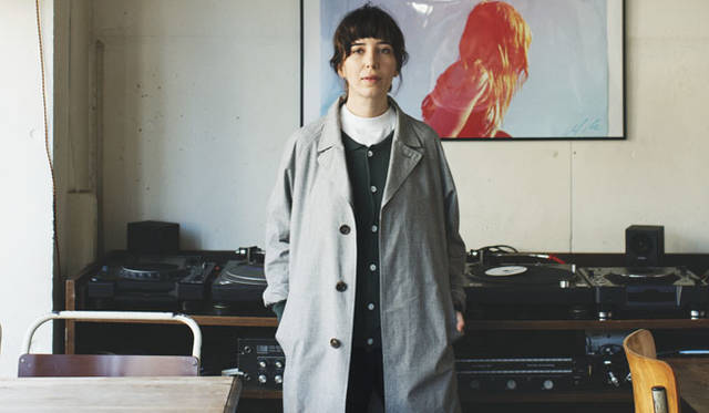 <strong>2015年春夏コレクション</strong>　アウター6万480円、ニット2万5920円、トップス1万2960円、パンツ2万5920円