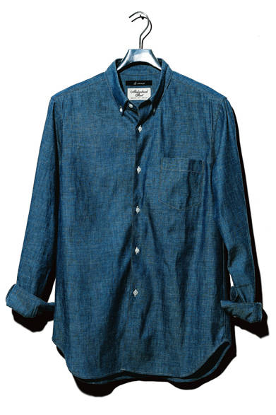 デイリーユースに最適な、上品な色味のシャンブレーを用いた、メンズのボタンダウンシャツ