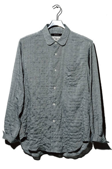 へリンボーンにウォッシュを施して立体的な表情に仕上げた、メンズのラウンドカラーシャツ